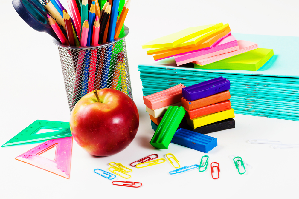 学校文具彩色铅笔橡皮泥纸和其他学校用品
